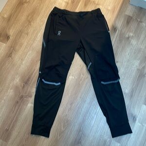 Men’s black pant “on cloud”